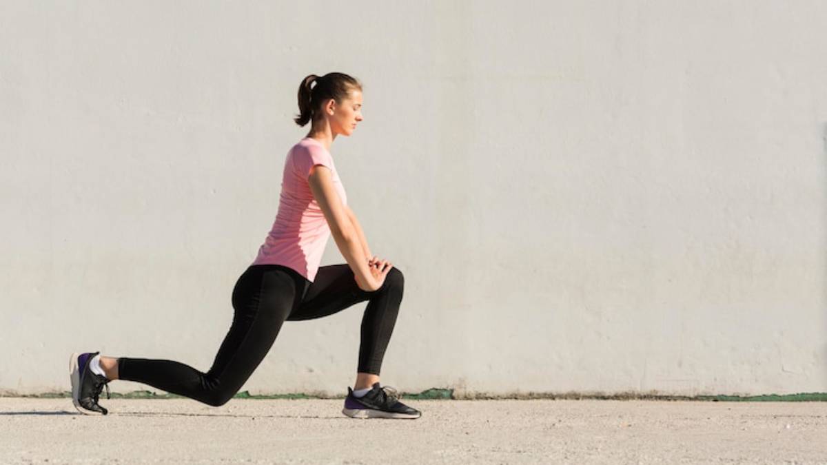 A women done a lunges to step up and done the exercise